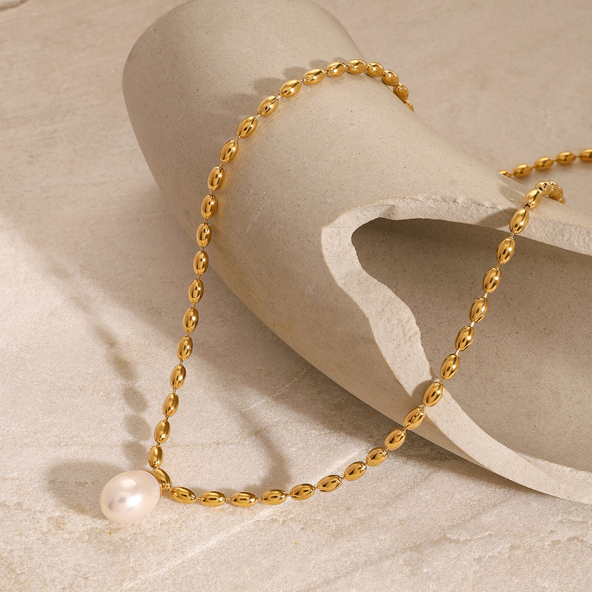 Elegante collar con dije de acero inoxidable en forma de lágrima con incrustaciones de nácar, acabado chapado, cadena de clavícula minimalista a la moda para mujer