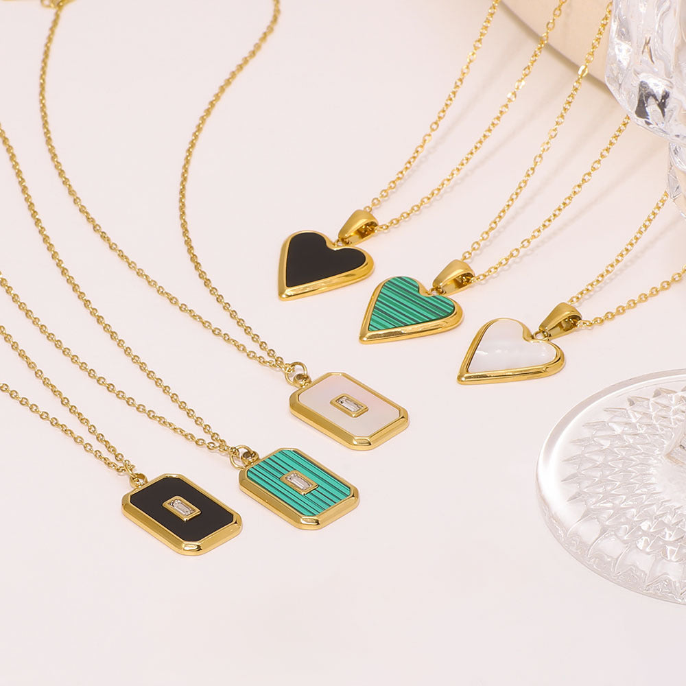 Collana con pendente geometrico in madreperla da donna con catena in acciaio inossidabile placcato oro 18 carati e dettagli floreali
