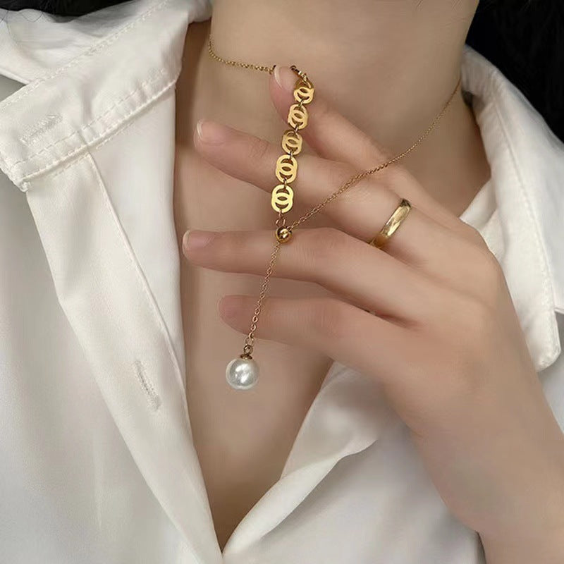 Collar de titanio y acero geométrico minimalista para mujer con diseño de anillos entrelazados y delicada cadena a la clavícula