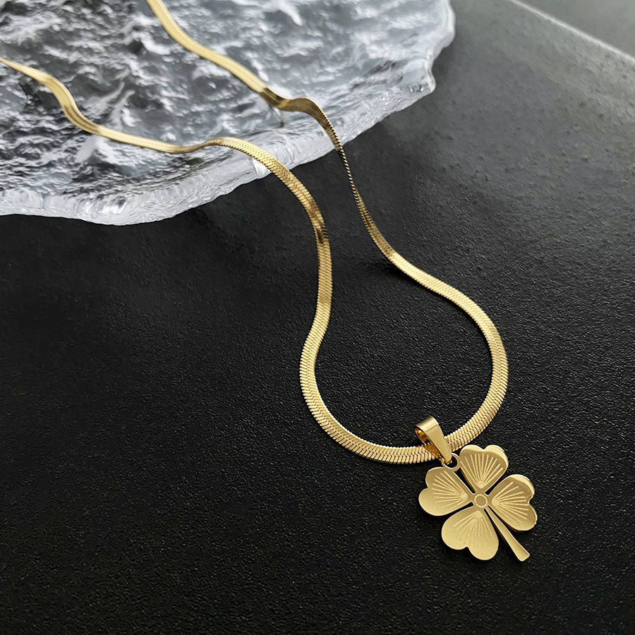 Collar con colgante minimalista de acero de titanio en forma de corazón con incrustaciones de oro para mujer