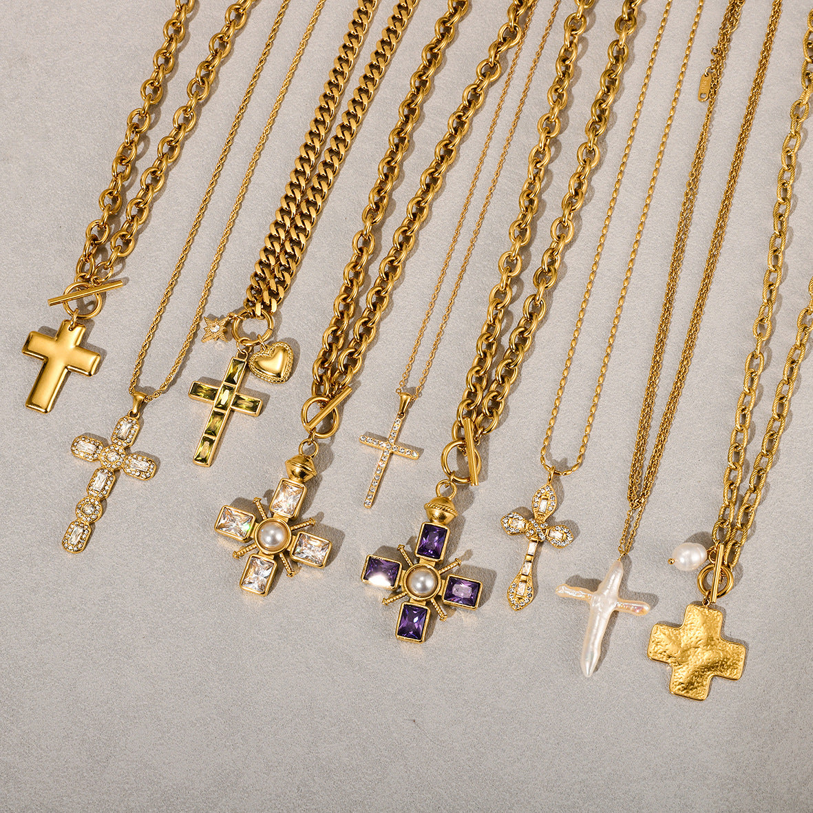 Collana con pendente a croce minimalista da donna in acciaio al titanio con finitura placcata e catena leggera per maglioni