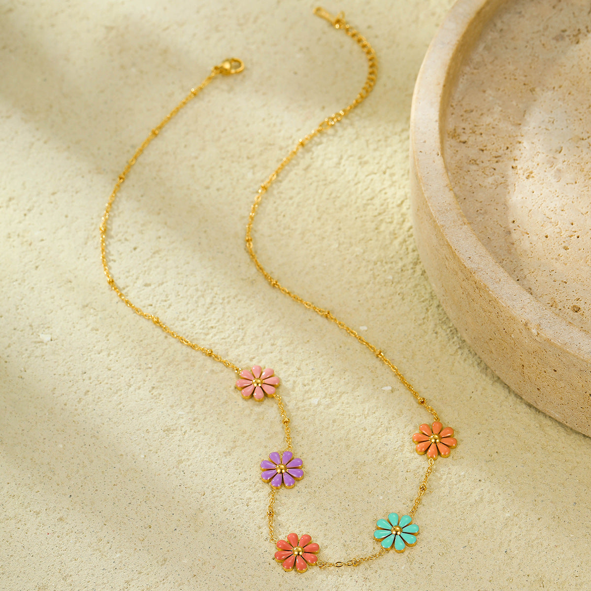 Collar Minimalista de Margarita en Acero Inoxidable con Baño de Oro de 18K y Esmalte para Mujer