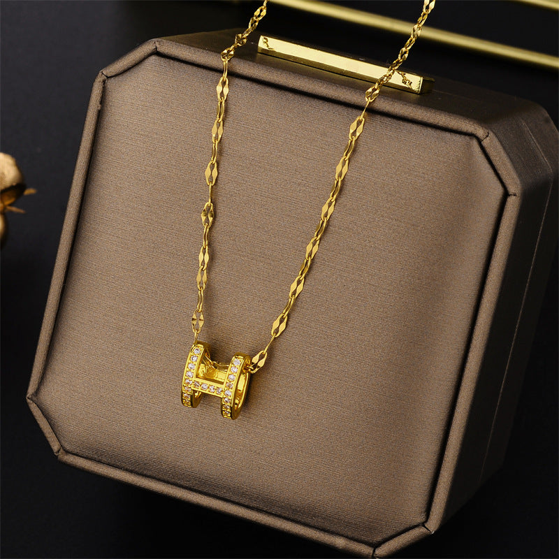 Collana da donna a lettera H in acciaio di titanio minimalista a tono freddo con intarsio completo di strass e finitura placcata