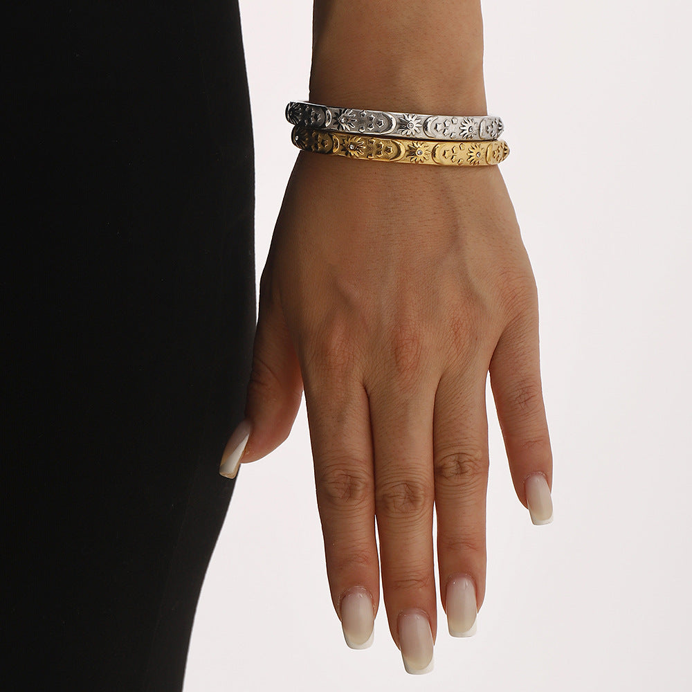 Elegante Pulsera con Relieve Geométrico de Estrella y Luna con Incrustaciones de Zirconia en Acero Inoxidable para Mujer
