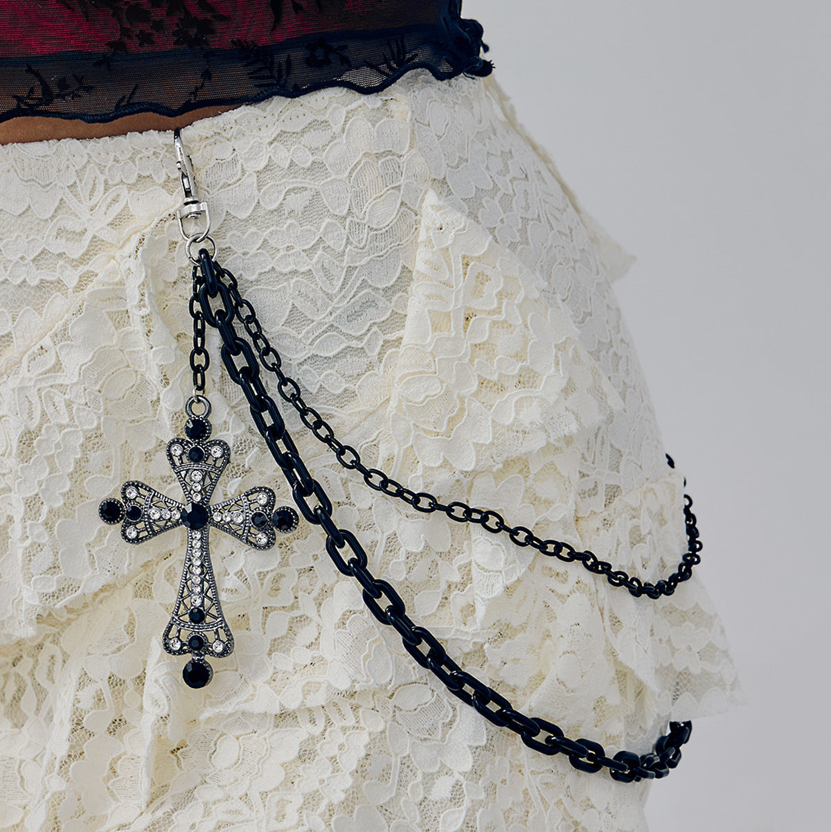 Catena in vita da donna gotica chic con croce e mezzaluna, finitura in metallo opaco e chiusura a moschettone