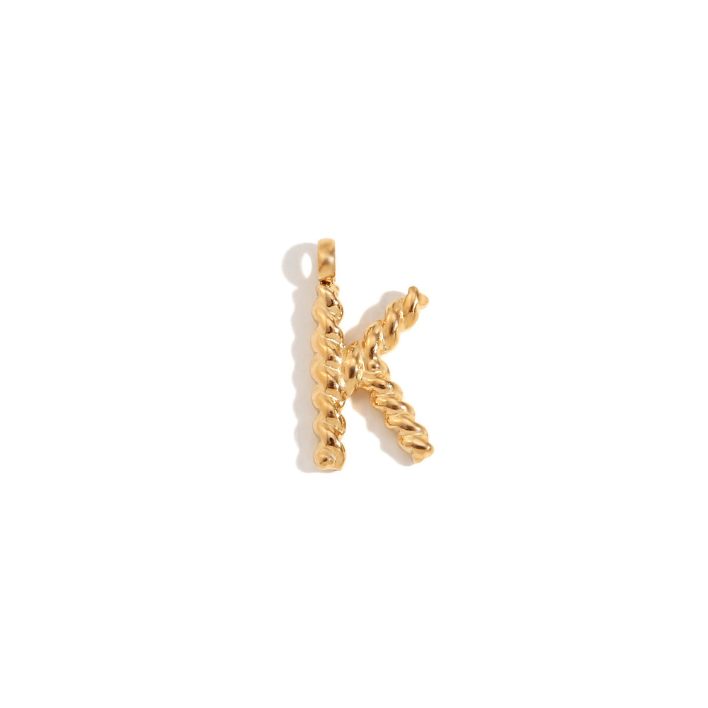 Colgante minimalista de acero inoxidable chapado en oro de 18 quilates con mini letra retorcida para mujer