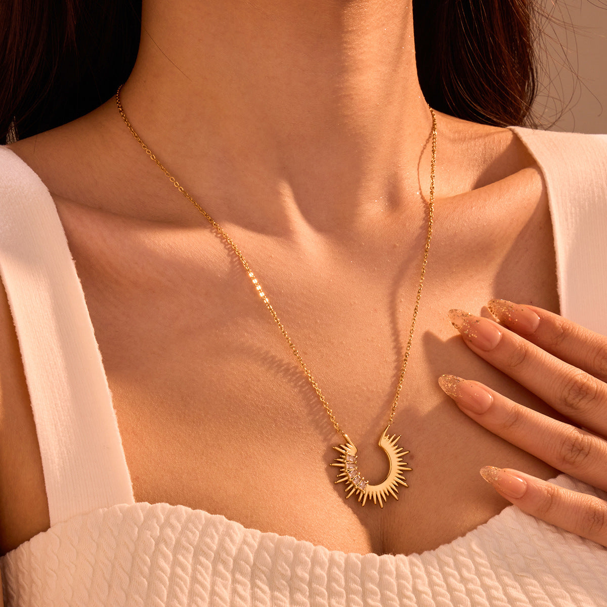 Collana con ciondolo a girasole geometrico alla moda in acciaio inossidabile con placcatura in oro 18 carati e zirconia bianca rettangolare da donna