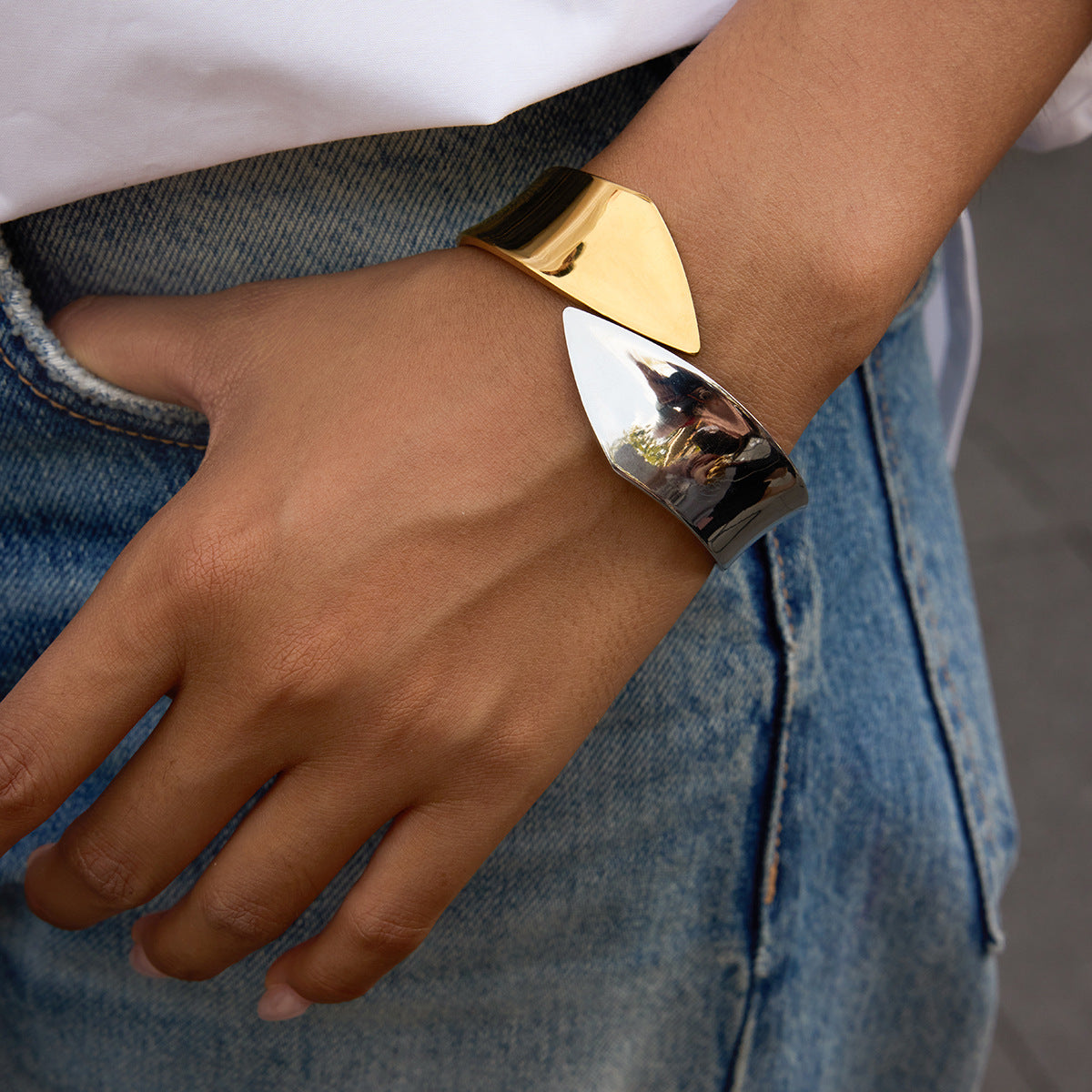 Pulsera minimalista geométrica de acero de titanio con resorte y acabado chapado para mujeres y hombres