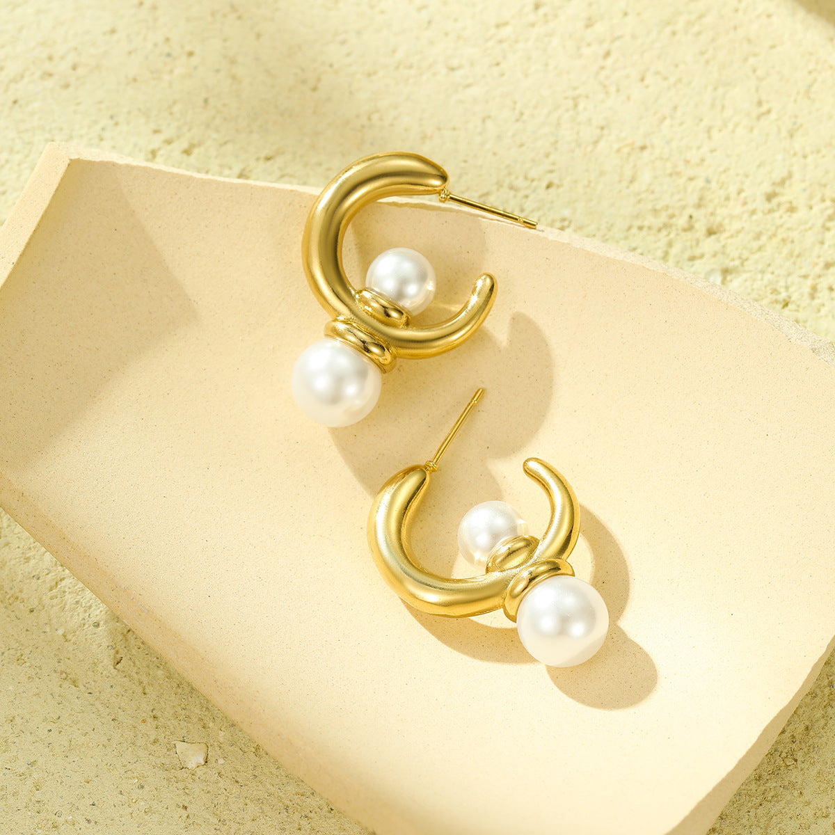 Orecchini da donna minimalisti a forma di C irregolare con perle, in acciaio inossidabile placcato oro