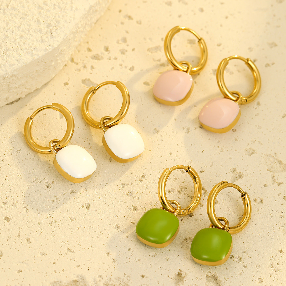Pendientes de Acero Inoxidable con Colgante Cuadrado Esmaltado de Moda para Mujer con Acabado Chapado