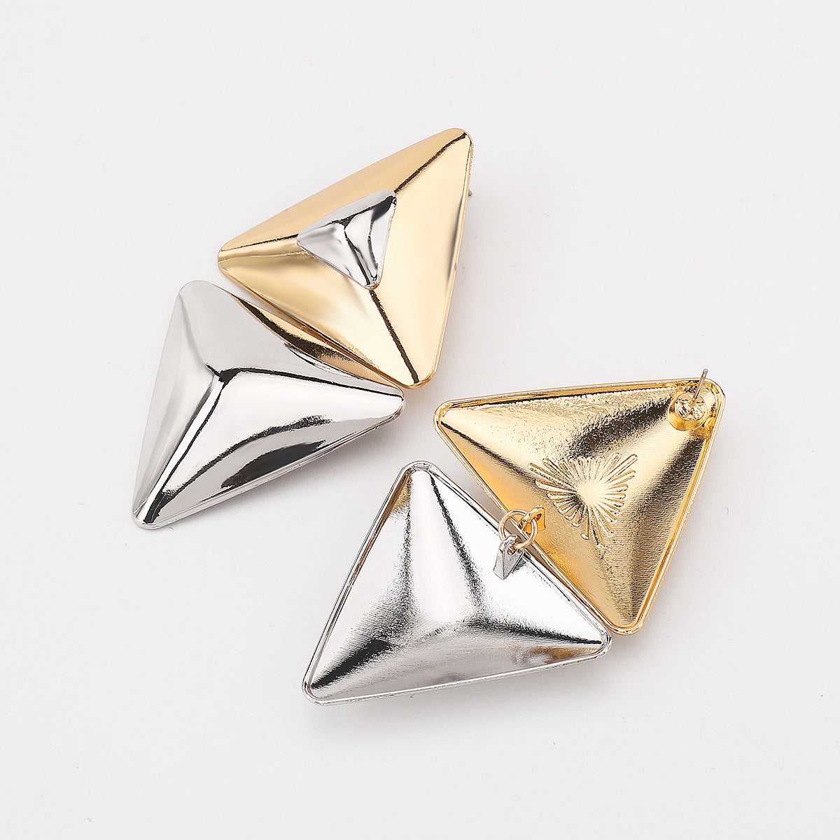 Orecchini a perno da donna geometrici a triangolo in lega alla moda con finitura galvanizzata