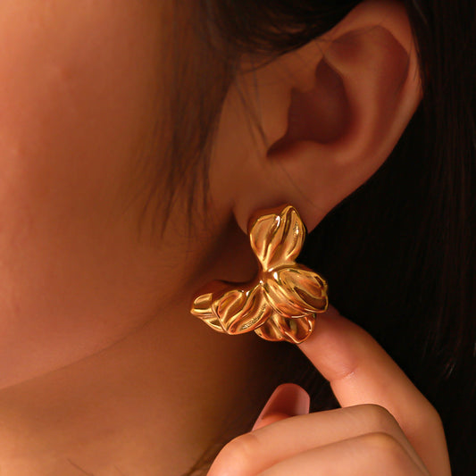 Pendientes de botón florales geométricos de estilo vintage para mujer hechos de acero inoxidable con baño de oro de 18 quilates y diseño de pétalos texturizados