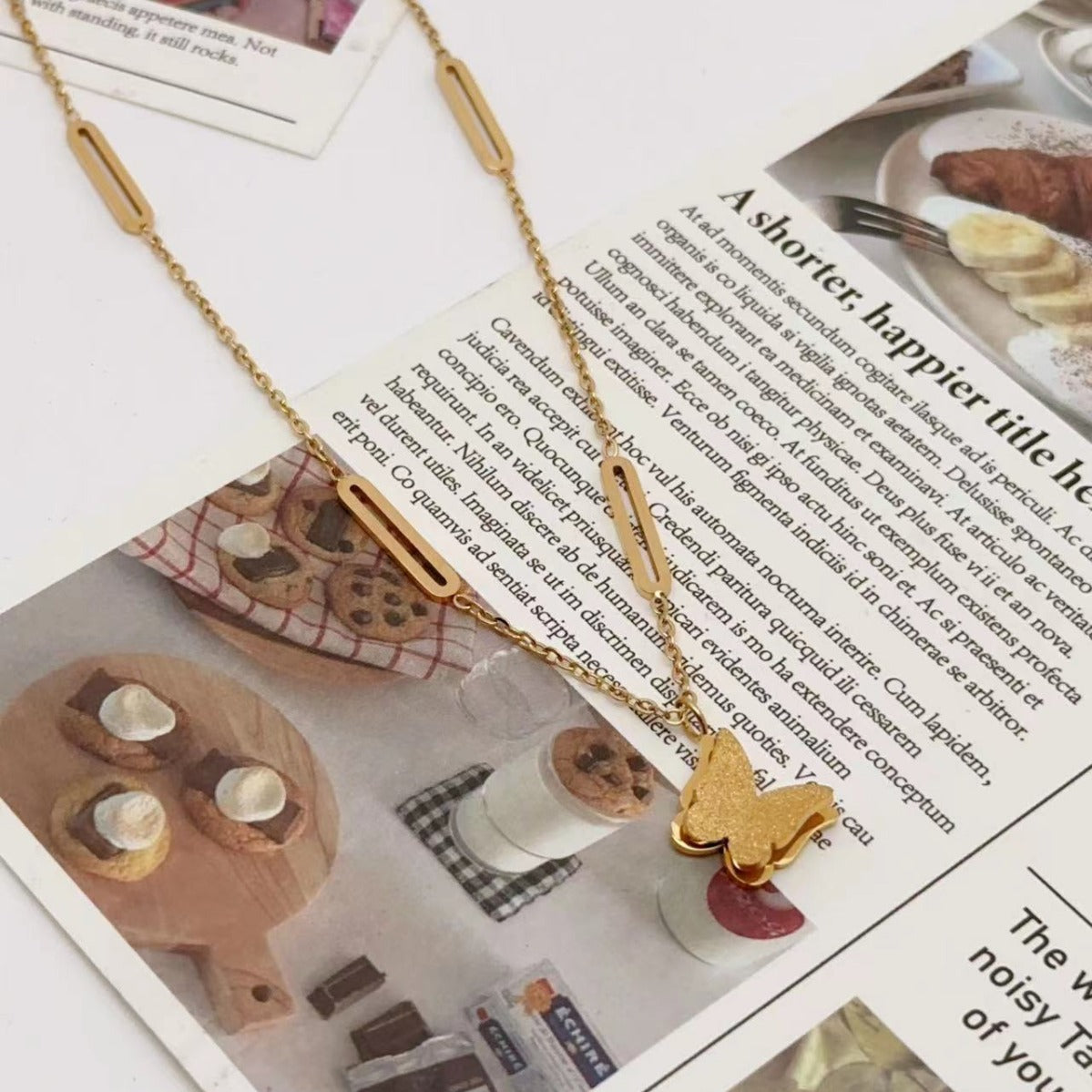 Collana con Ciondolo a Farfalla Minimalista in Acciaio al Titanio con Finitura Placcata su Catena ad Anelli, Unisex