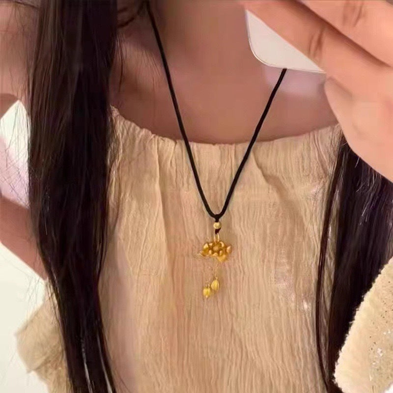 Collana con ciondolo a capsula di loto dal design originale in acciaio al titanio placcato oro 18 carati con catena a O nera, gioielli unisex