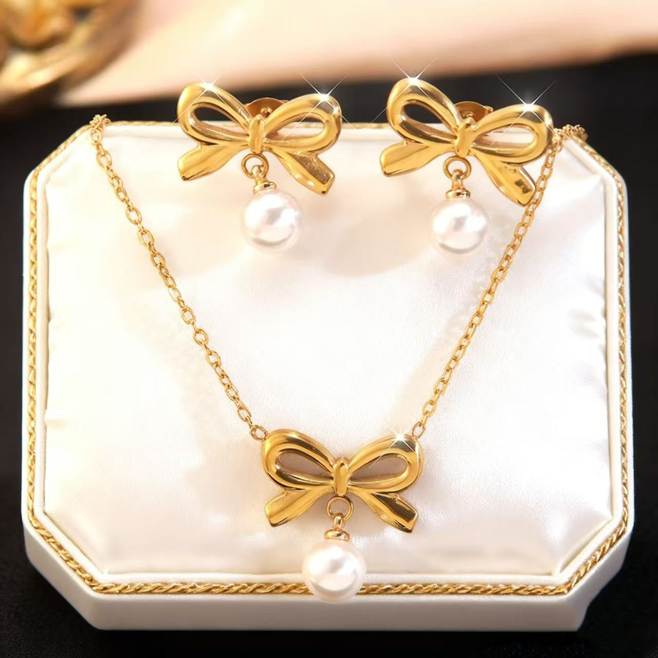 Elegante parure collana e orecchini in acciaio inossidabile con fiocco e perle, con catena a maglie forzatine