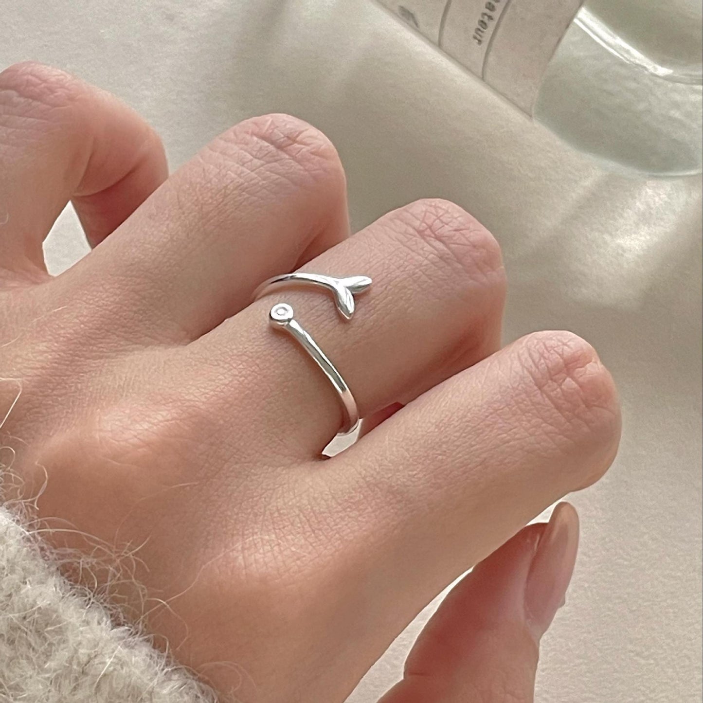 Anillo Minimalista de Plata de Ley 925 con Forma de Cola de Pez y Lágrima para Mujer