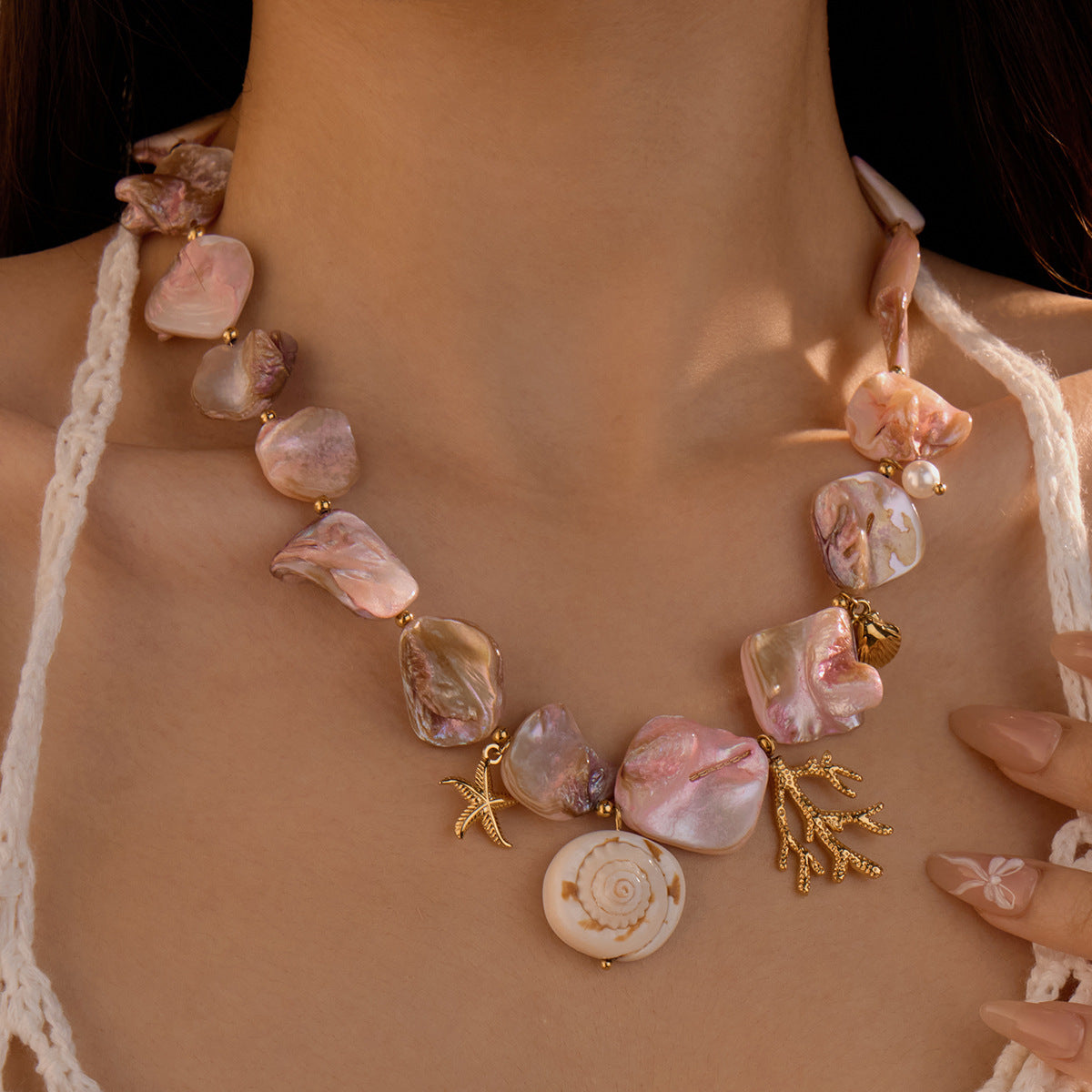 Collana con Pendente Minimalista in Acciaio Inossidabile per Donna, Ispirata alla Spiaggia, con Design a Corallo Rosa e Conchiglia