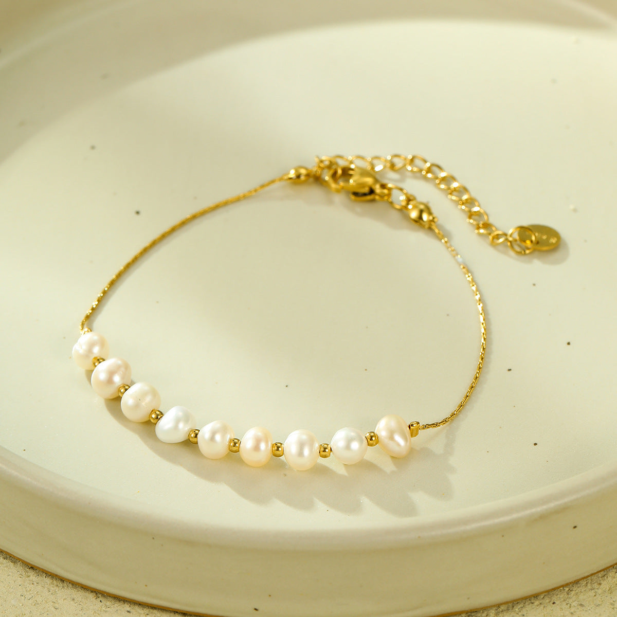 Elegante Bracciale Minimalista da Donna in Acciaio al Titanio Placcato Oro 18K Regolabile con Perle