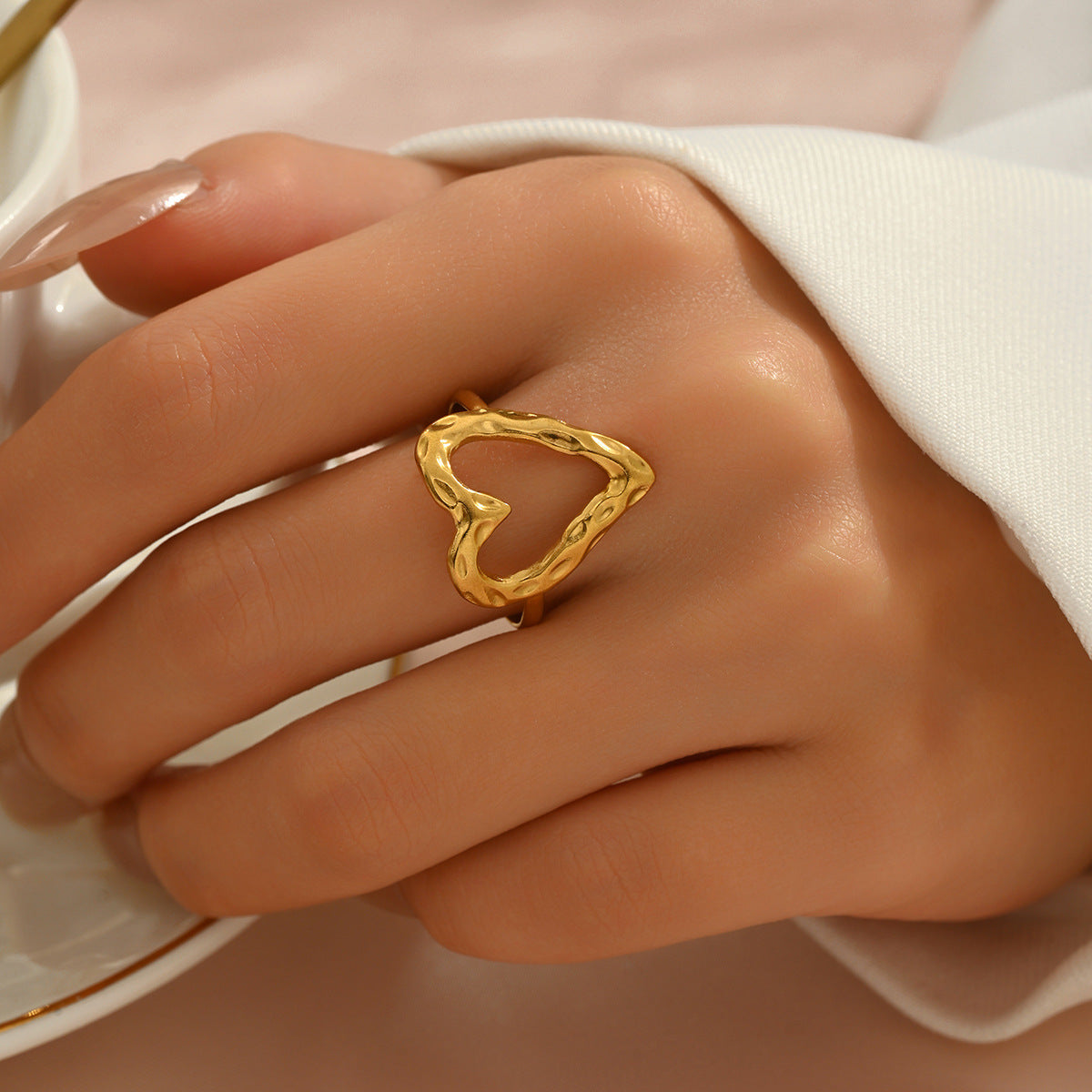 Anillo de Aleación con Corazón Geométrico para Mujer con Acabado Chapado, Accesorio de Moda Minimalista