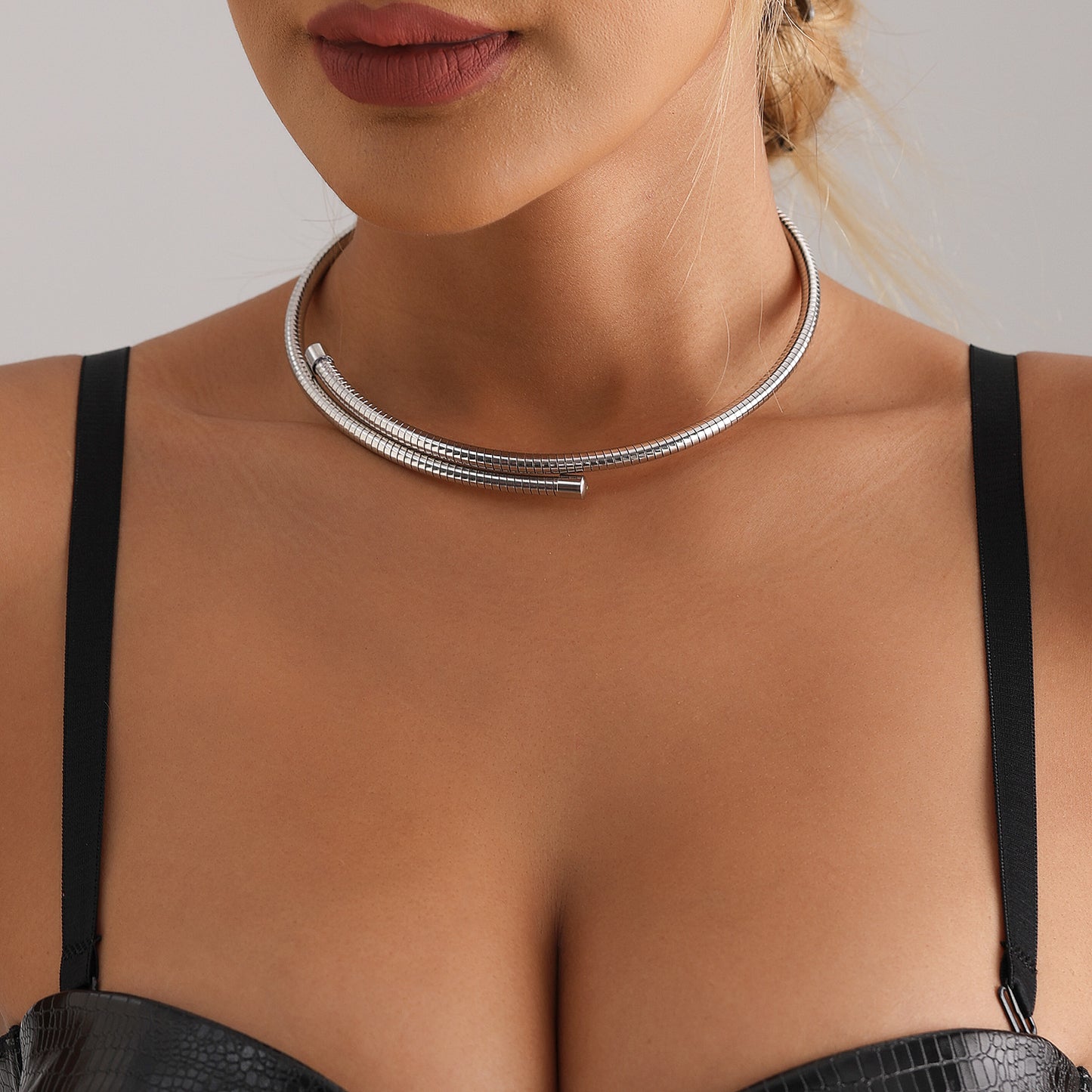 Minimalist Geometric Stainless Steel Choker Necklace for Women with Titanium Steel Accent and Elegant Locket Style