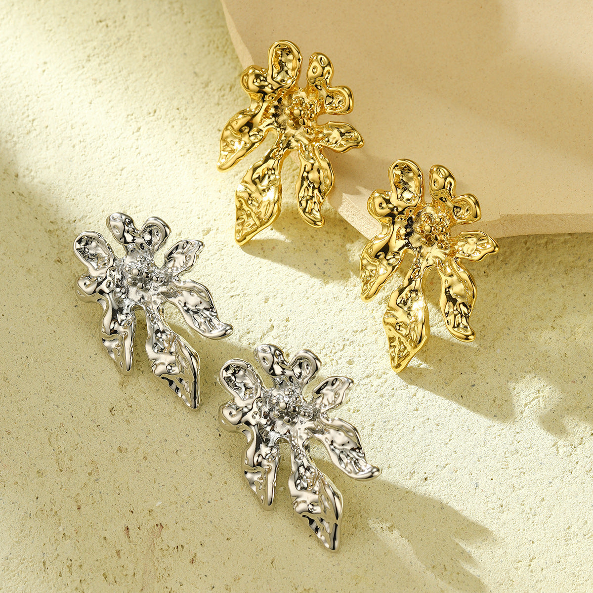 Pendientes de acero inoxidable florales de moda para mujer con acabado chapado y forma de flor irregular