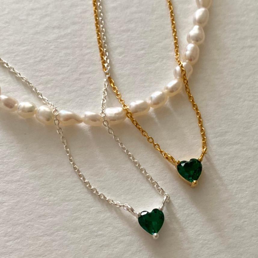 Collar minimalista de plata de ley 925 con colgante de circonita cúbica verde en cadena de cuentas