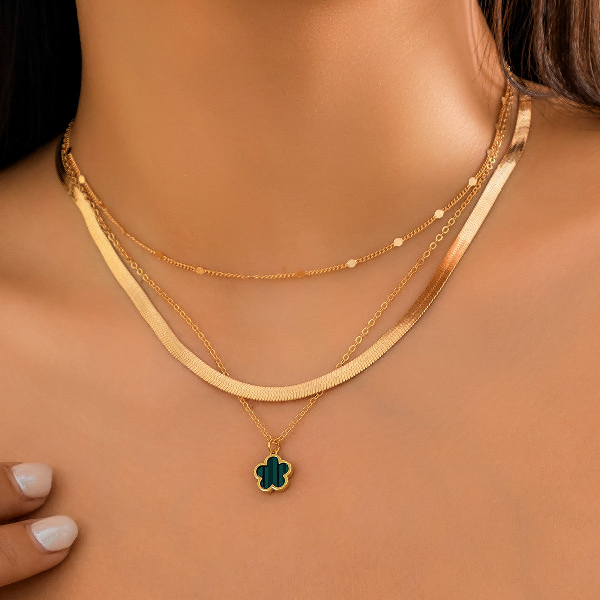 Set collana da donna minimalista con trifoglio in metallo galvanizzato e catena a serpente