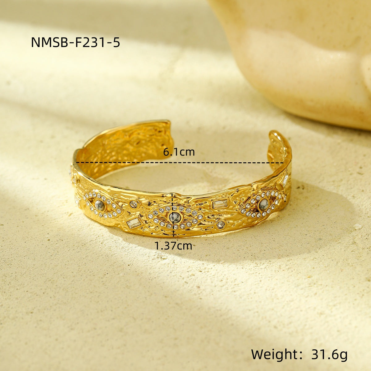 Pulsera de acero titanio de estilo vintage con acabado pulido y patrón circular texturizado para mujer