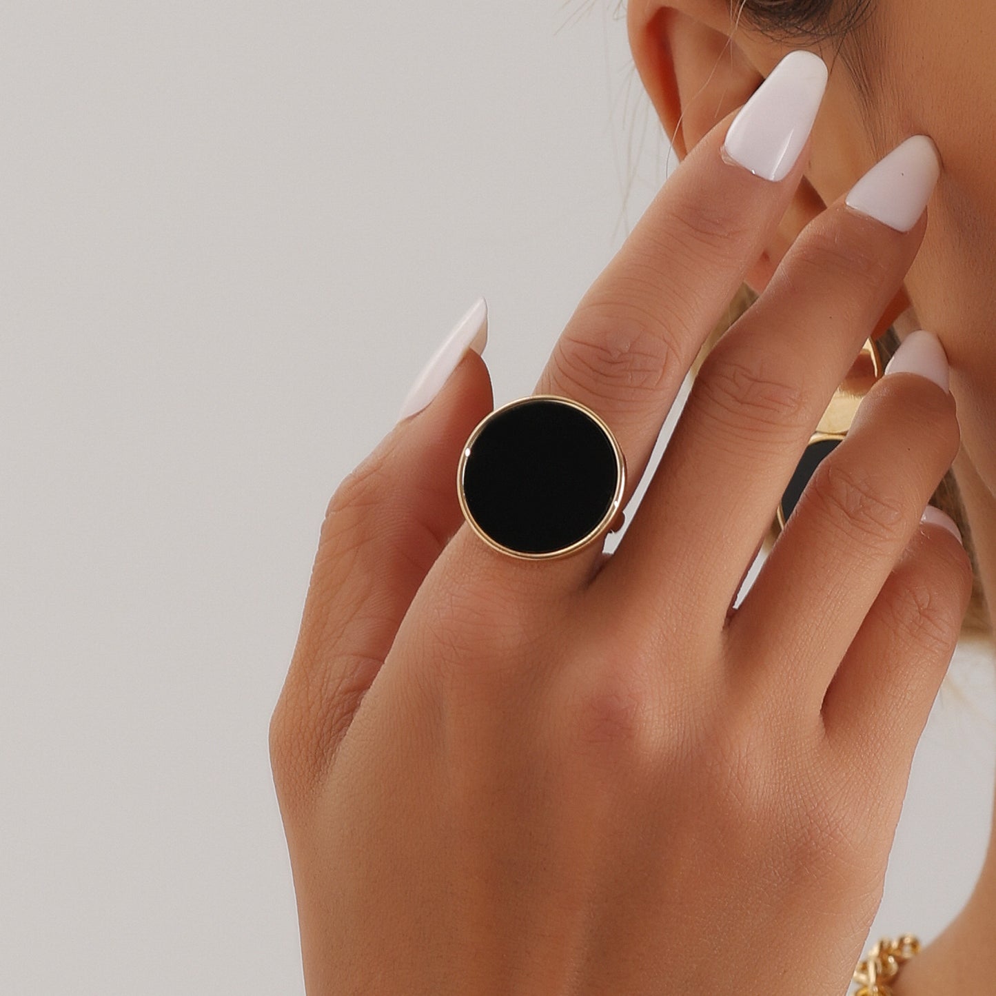 Anillo de mujer con banda de metal galvanizado, diseño geométrico ajustable en negro con aspecto de nácar, a la moda