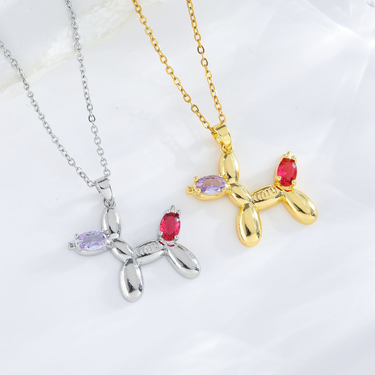 Collana con ciondolo a forma di cane palloncino minimalista in acciaio al titanio con finitura galvanizzata da donna