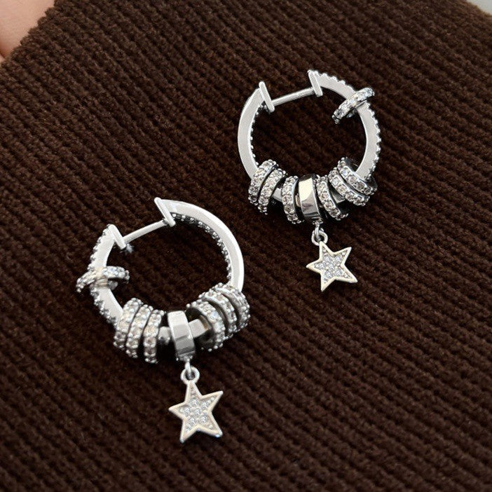 Orecchini a perno minimalisti a stella con perle e accenti di zirconi, su perni in acciaio ipoallergenico