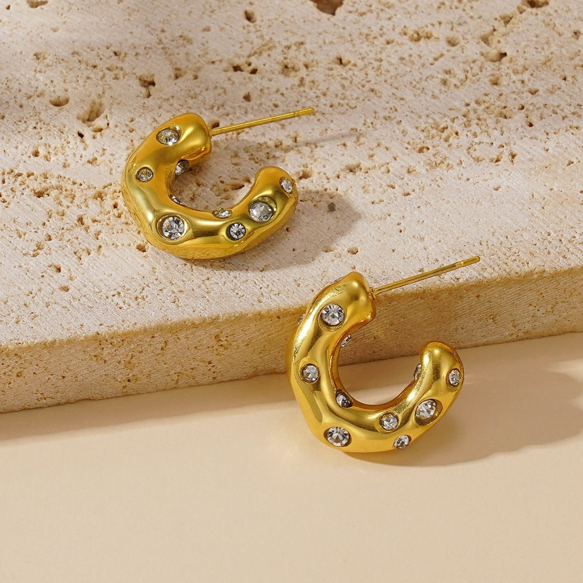 Orecchini a cerchio a C vintage in acciaio inossidabile con intarsi in zircone, finitura galvanizzata, design geometrico irregolare per donna