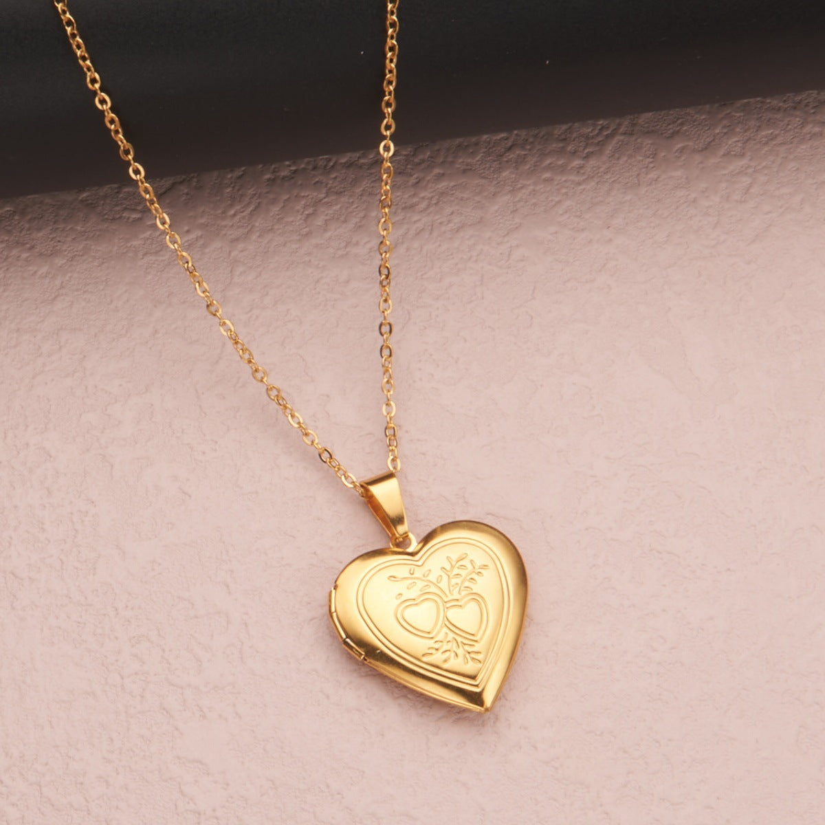 Collana con ciondolo a forma di cuore in acciaio inossidabile stile INS con montatura in acciaio al titanio e finitura in argento/oro galvanizzato