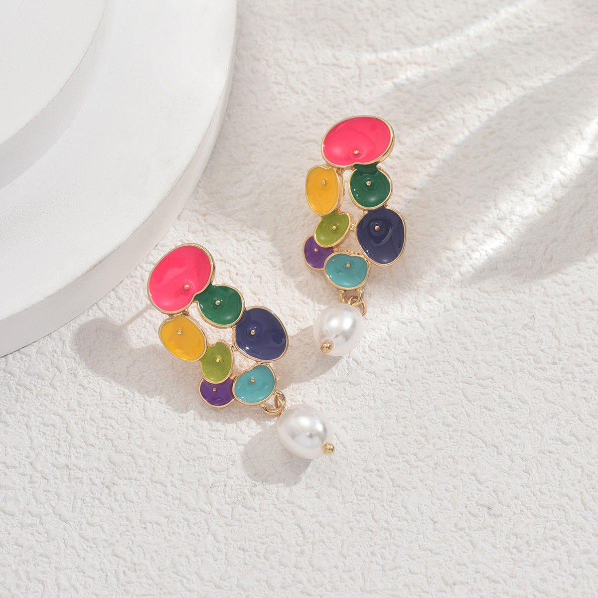 Orecchini a forma di fiore alla moda in rame con intarsio di perle per donne, design a petalo smaltato, perno in acciaio inossidabile