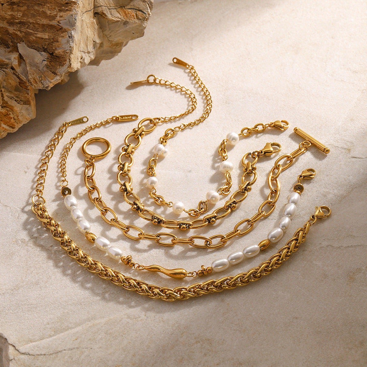 Bracciale da Donna con Perle in Acciaio Inossidabile Dorato, Design Moderno e Catena Minimalista Geometrica