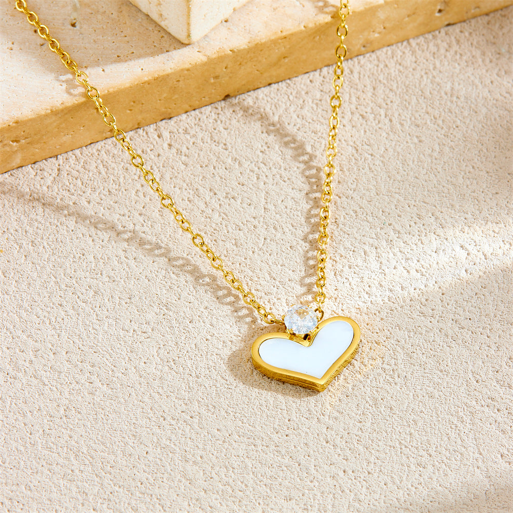 Collana con pendente in abalone bianco a forma di cuore, impreziosito da strass, in stile minimalista, in acciaio inossidabile placcato oro con catenina a maglie tonde