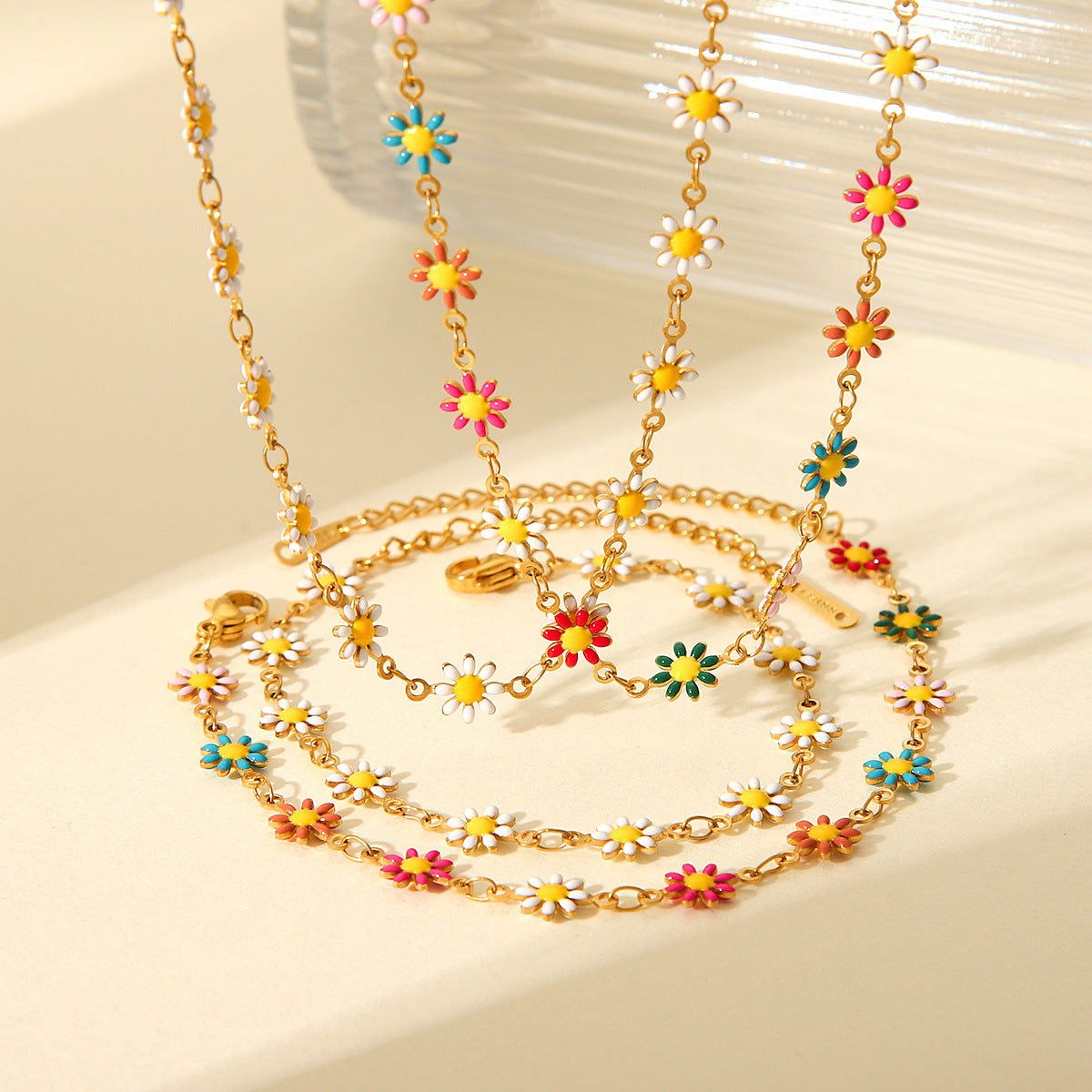 Set collana con ciondolo a margherita minimalista e bracciale in acciaio inossidabile con finitura smaltata da donna