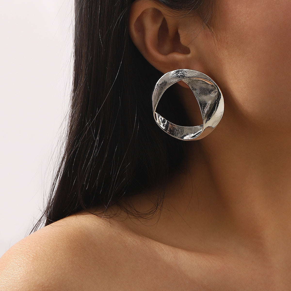 Pendientes de aleación redondos geométricos con acabado chapado para mujer, pendientes llamativos modernos y minimalistas