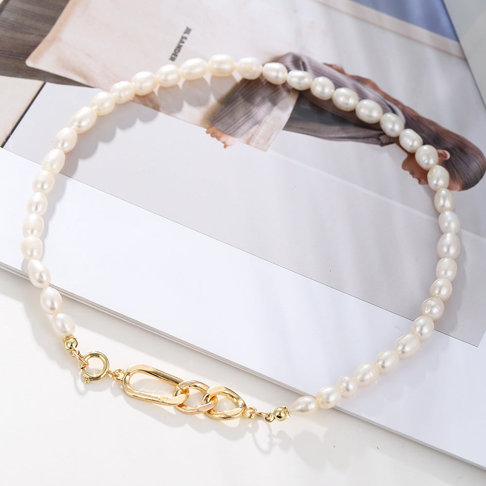 Collana Minimalista Geometrica da Donna con Perle d'Acqua Dolce e Pendente in Lega su Catena a O, Girocollo Regolabile e Catena per Maglione
