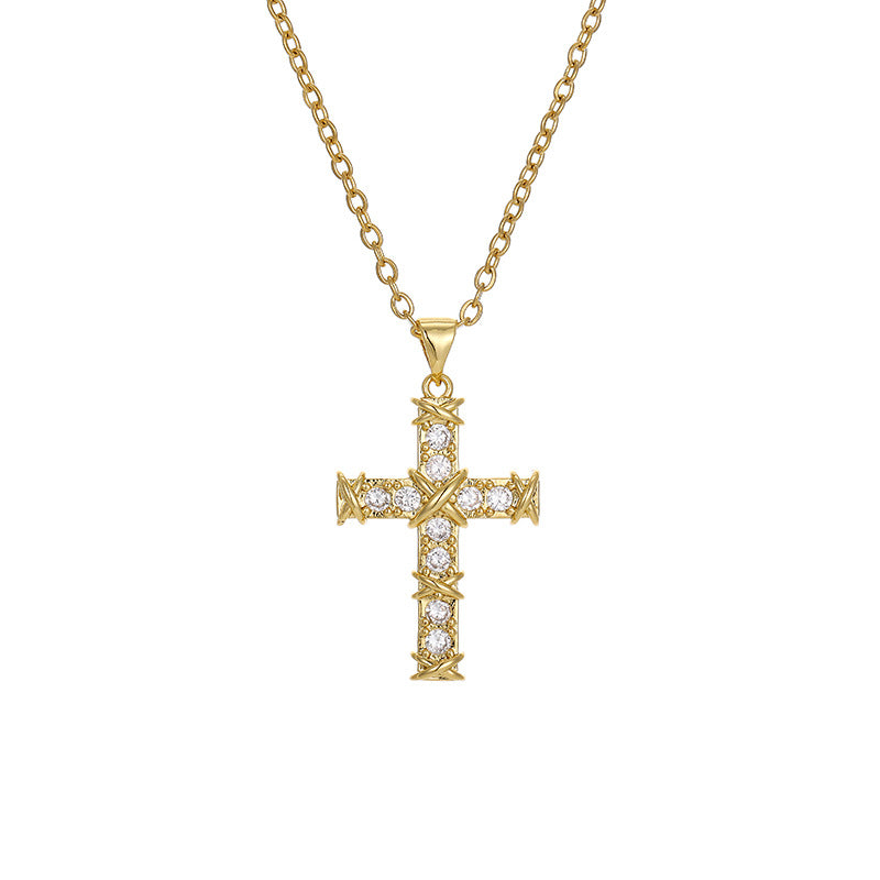Collana con ciondolo a croce minimalista in rame con placcatura in oro e zirconi micropavé su catena a O