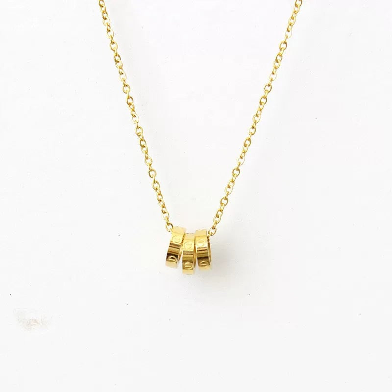Collana Minimalista Geometrica a Tre Anelli per Clavicole in Acciaio al Titanio con Finitura Placcata da Donna