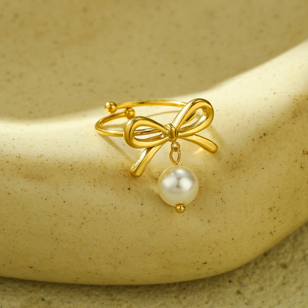 Anillo Minimalista de Acero de Titanio con Forma de Lazo para Mujer con Incrustaciones de Perlas y Acabado Chapado