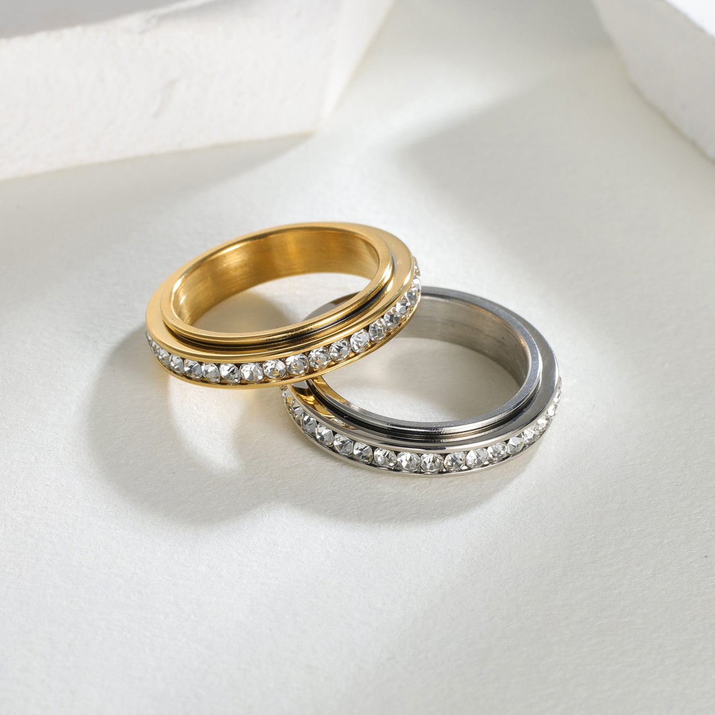 Anillo Giratorio Antiestrés Minimalista Geométrico de Acero de Titanio con Incrustaciones de Pedrería para Mujer