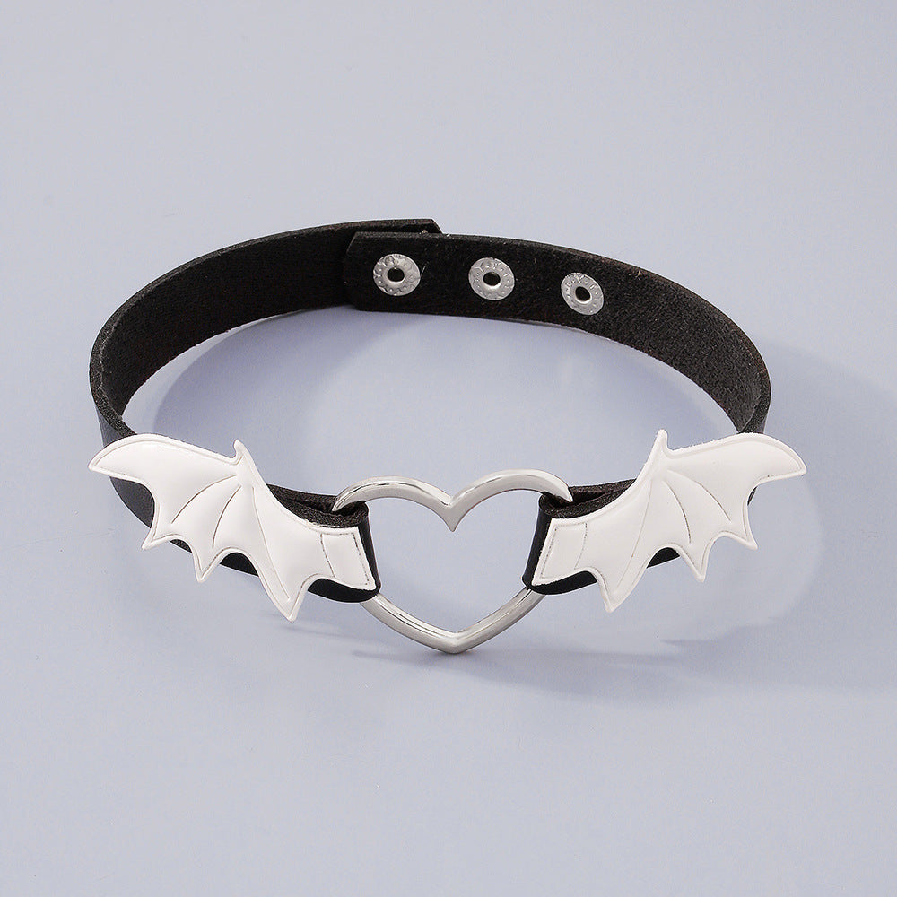 Collana girocollo con pendente a cuore e ali stile Gothic Punk da donna, in lega con rivestimento in PU