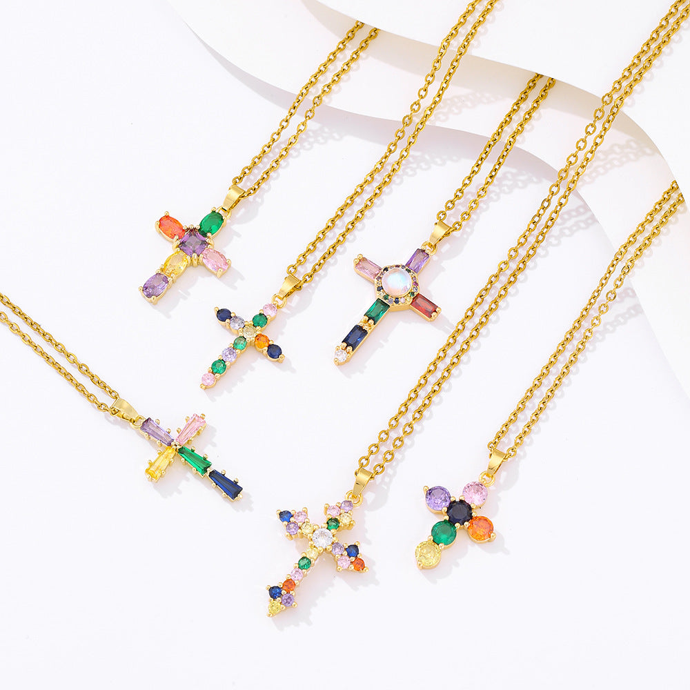 Collana pendente a croce minimalista da donna in rame con placcatura in oro e cristalli di zircone colorati su catena piatta a croce