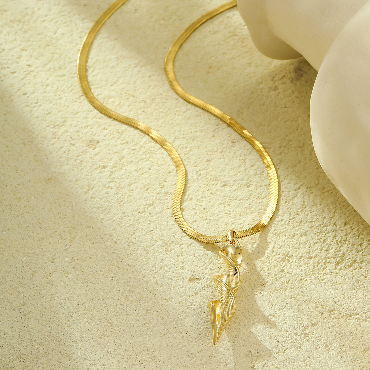 Collana con catena a serpente intrecciata geometrica alla moda in acciaio inossidabile da donna