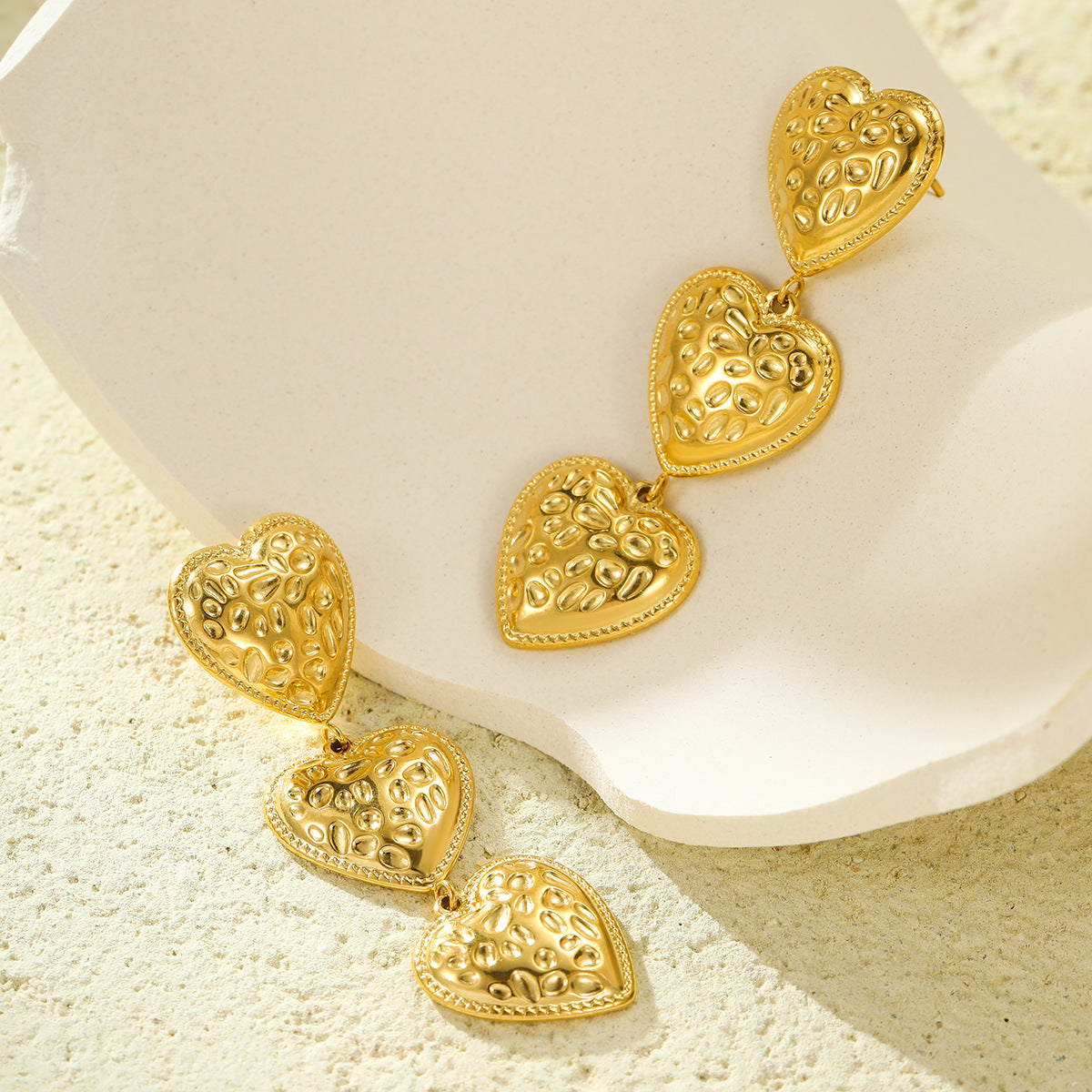 Orecchini pendenti da donna a cuore in acciaio inossidabile con texture martellata stile vintage e finitura placcata