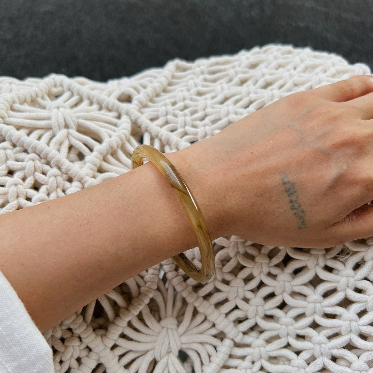 Brazalete de resina marmoleada semitransparente irregular para mujer con acabado de resina goteada