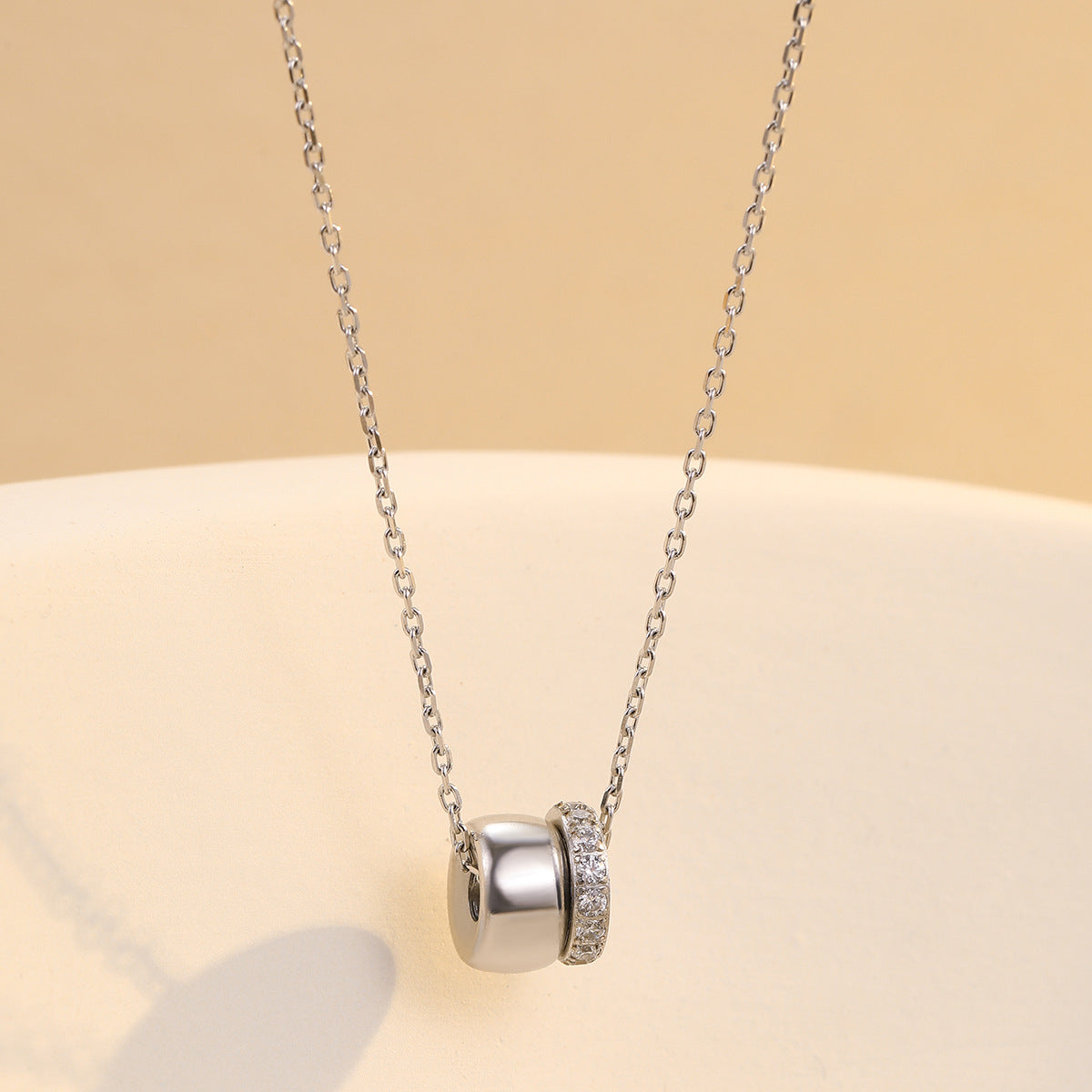 Elegante Collar Minimalista Redondo con Colgante de Circonita en Acero Inoxidable con Acabado Chapado para Mujer