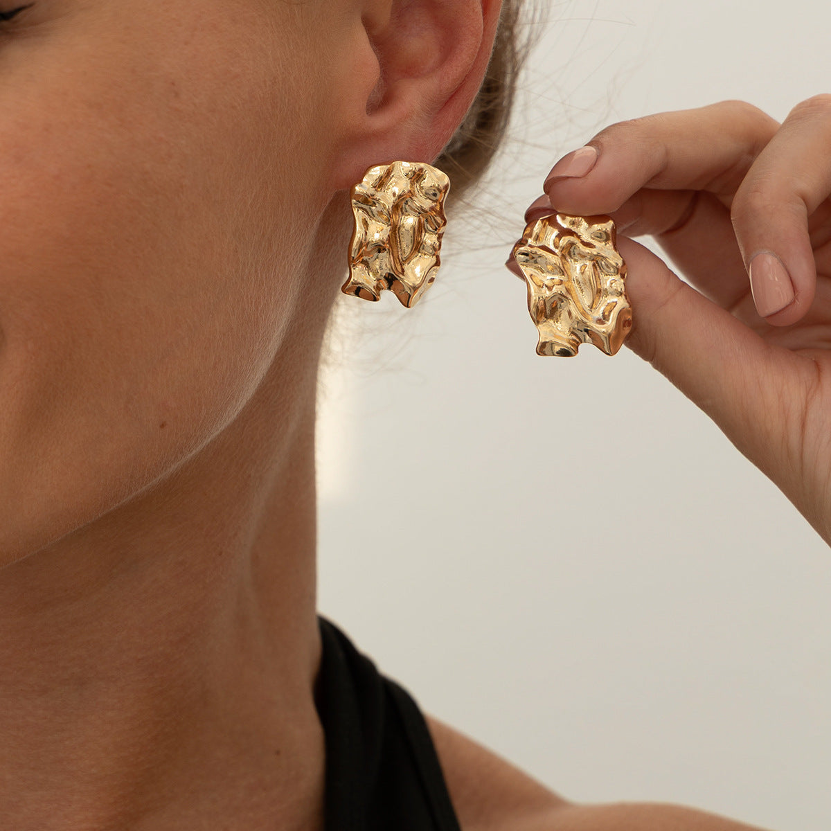 Orecchini a perno geometrici minimalisti da donna con design a trama piegata in lega con finitura galvanizzata